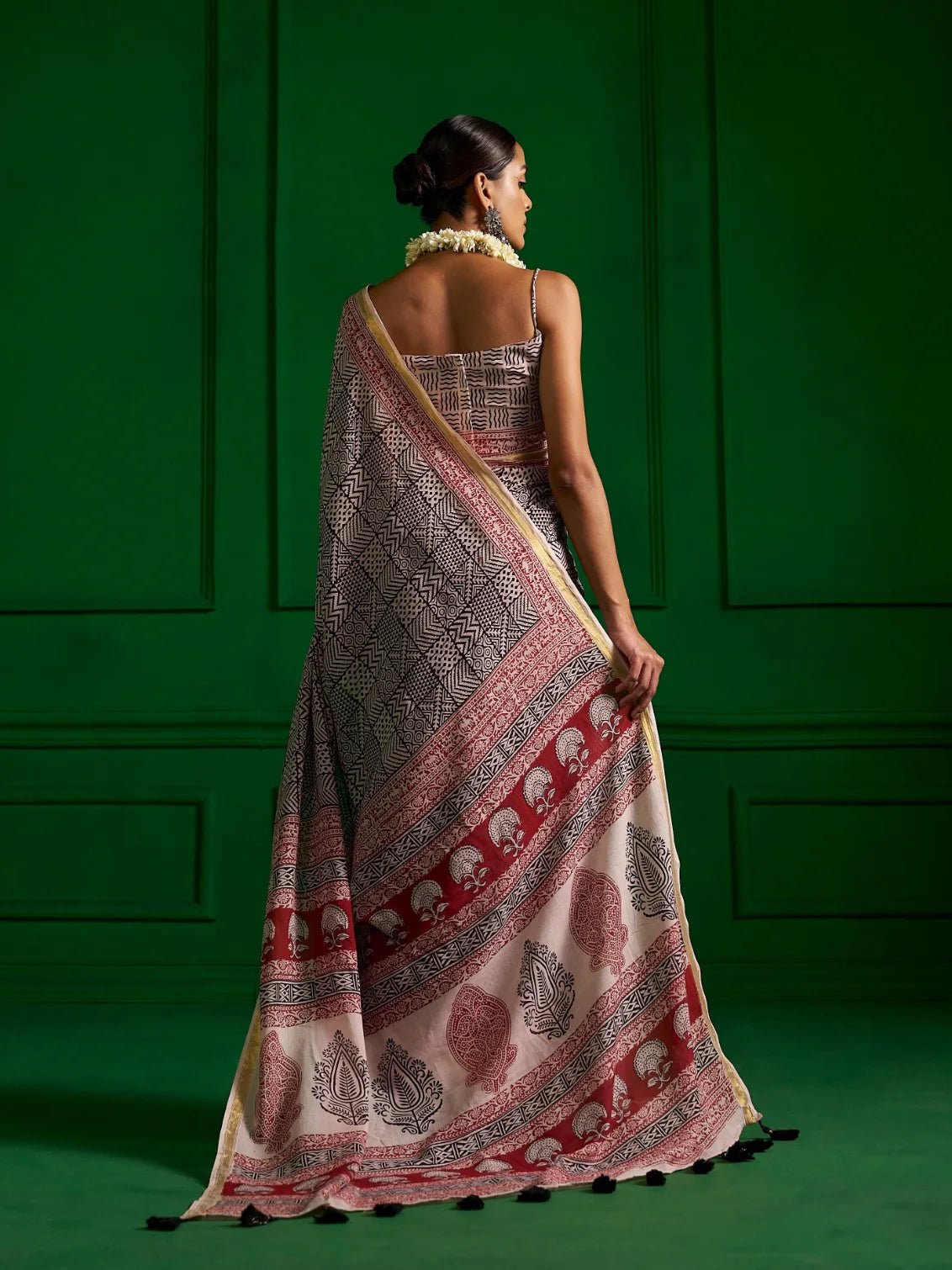 BLACK & RED MULMUL COTTON KASHISH QUEEN BAGH PRINT SAREE