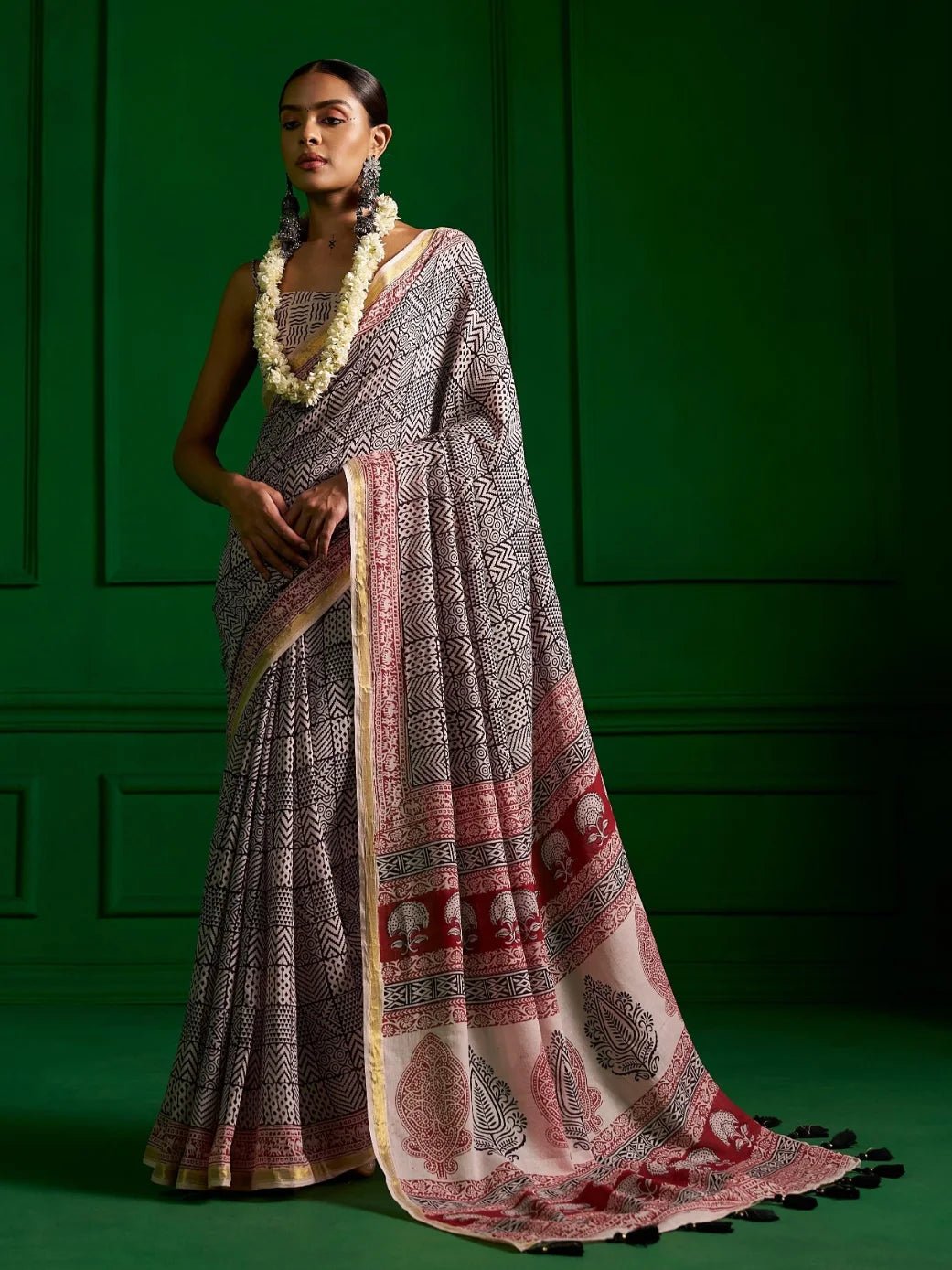 BLACK & RED MULMUL COTTON KASHISH QUEEN BAGH PRINT SAREE