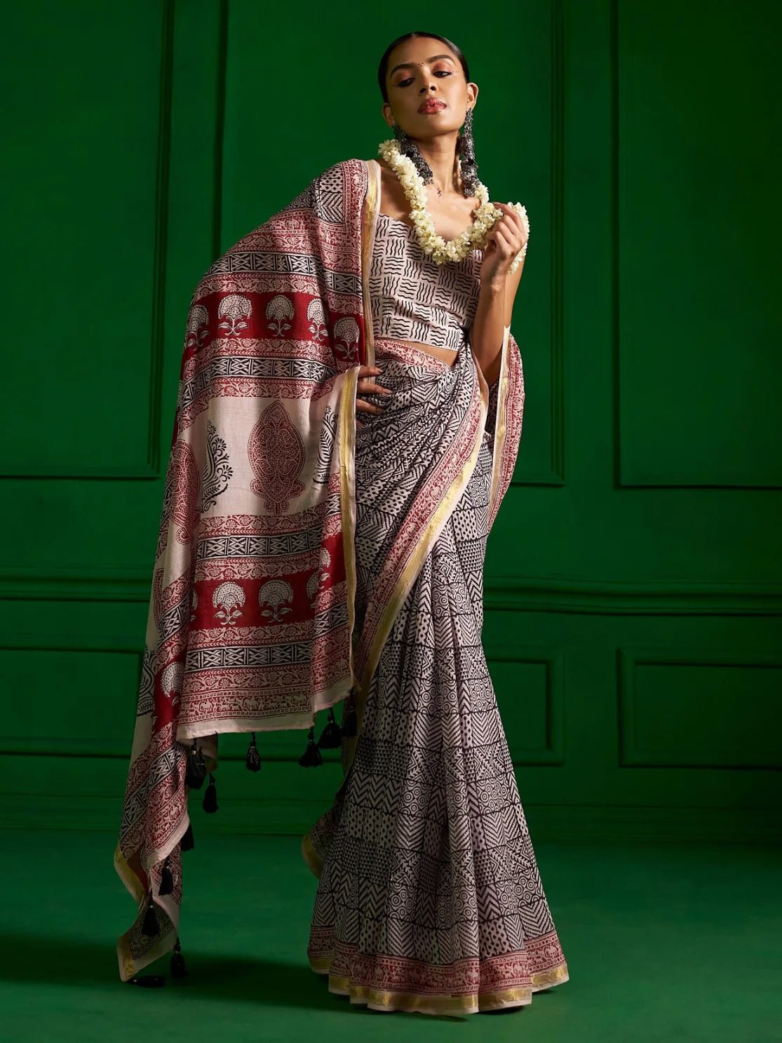 BLACK & RED MULMUL COTTON KASHISH QUEEN BAGH PRINT SAREE