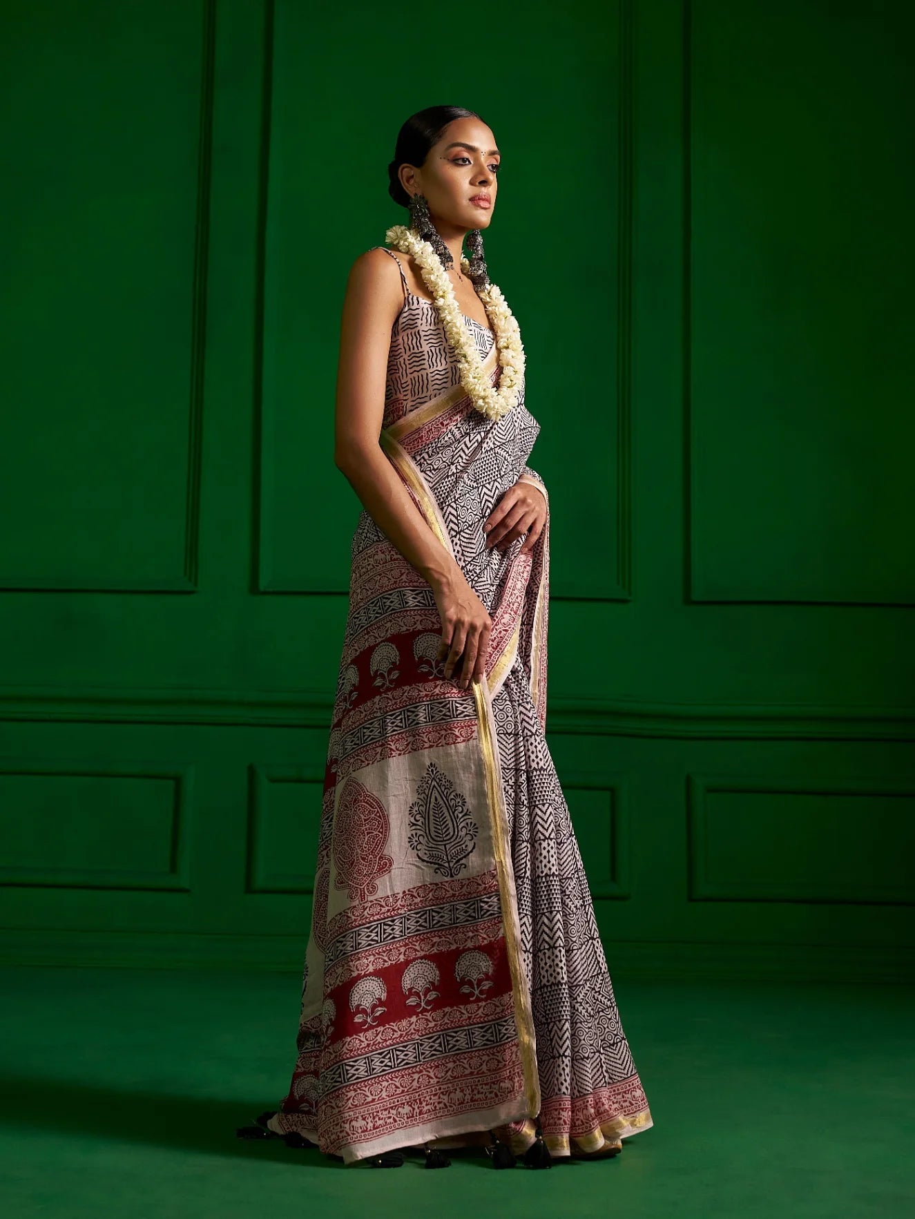 BLACK & RED MULMUL COTTON KASHISH QUEEN BAGH PRINT SAREE