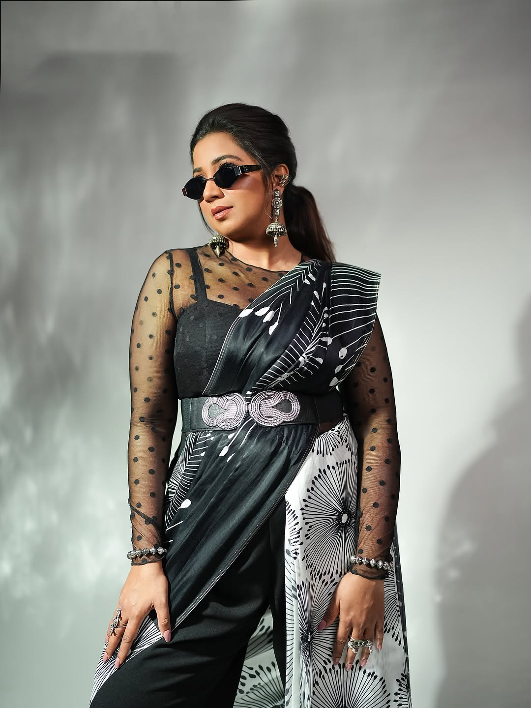 SHREYA GHOSHAL IN BLACK & WHITE FLORAL PRINTED LIVA SAREE