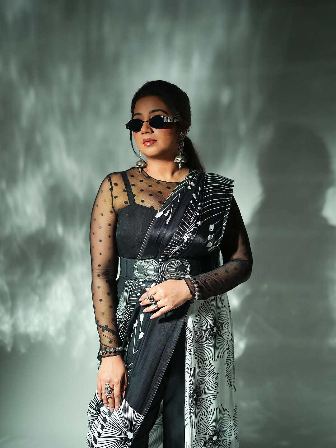SHREYA GHOSHAL IN BLACK & WHITE FLORAL PRINTED LIVA SAREE