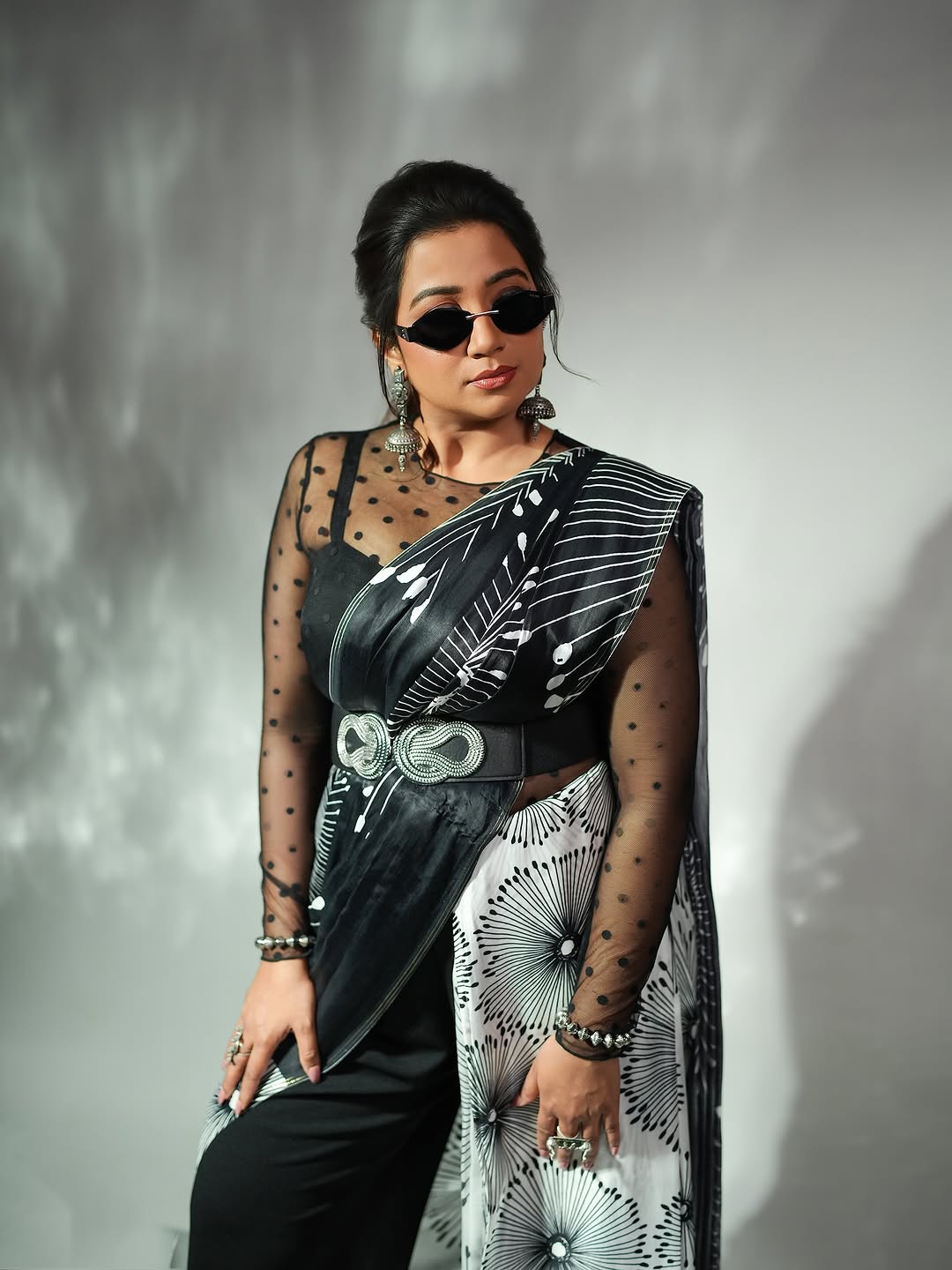 SHREYA GHOSHAL IN BLACK & WHITE FLORAL PRINTED LIVA SAREE