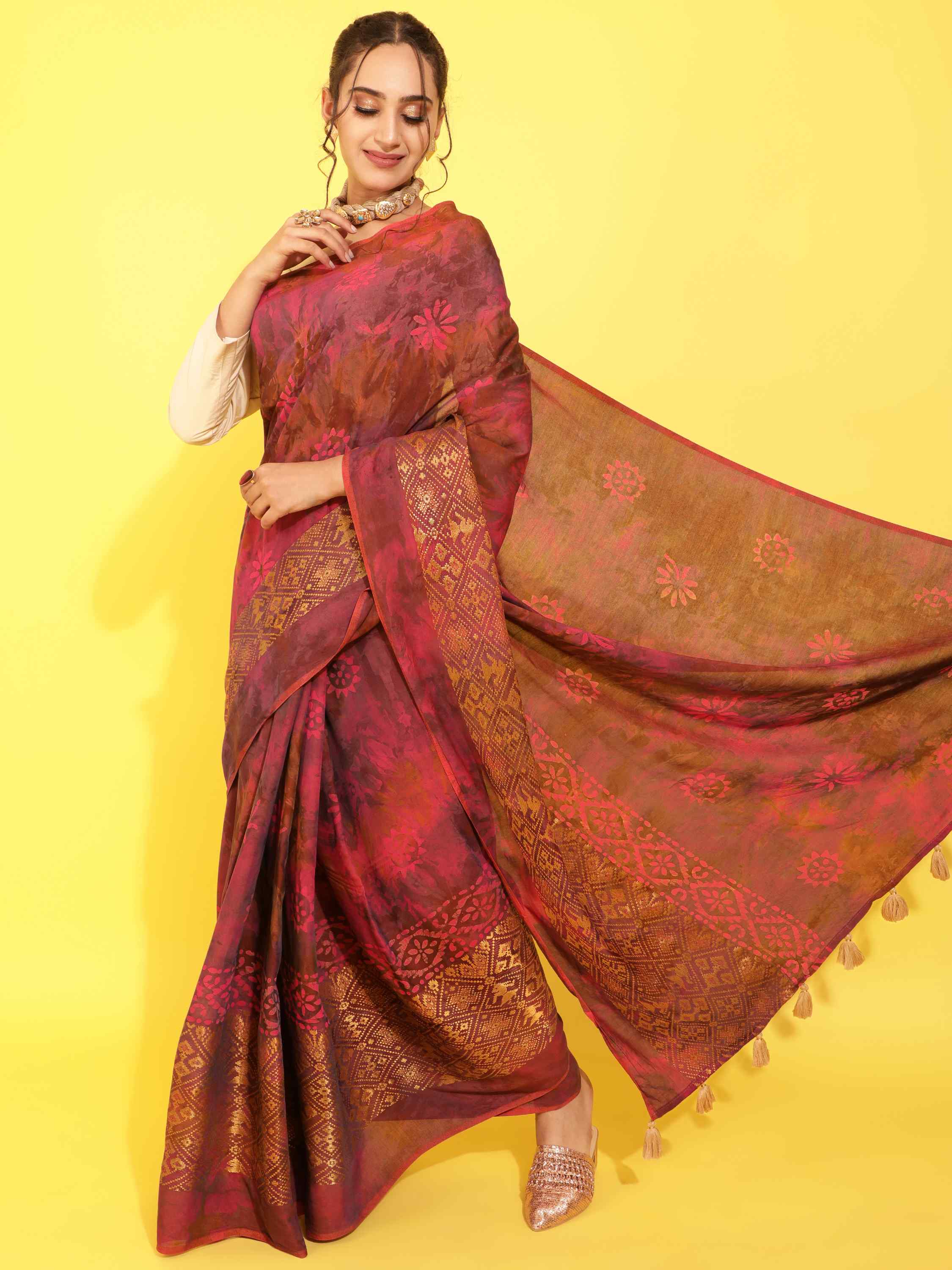 DUNGRANI MAROON VIVACIOUS PATOLA BATIK LIVA SAREE