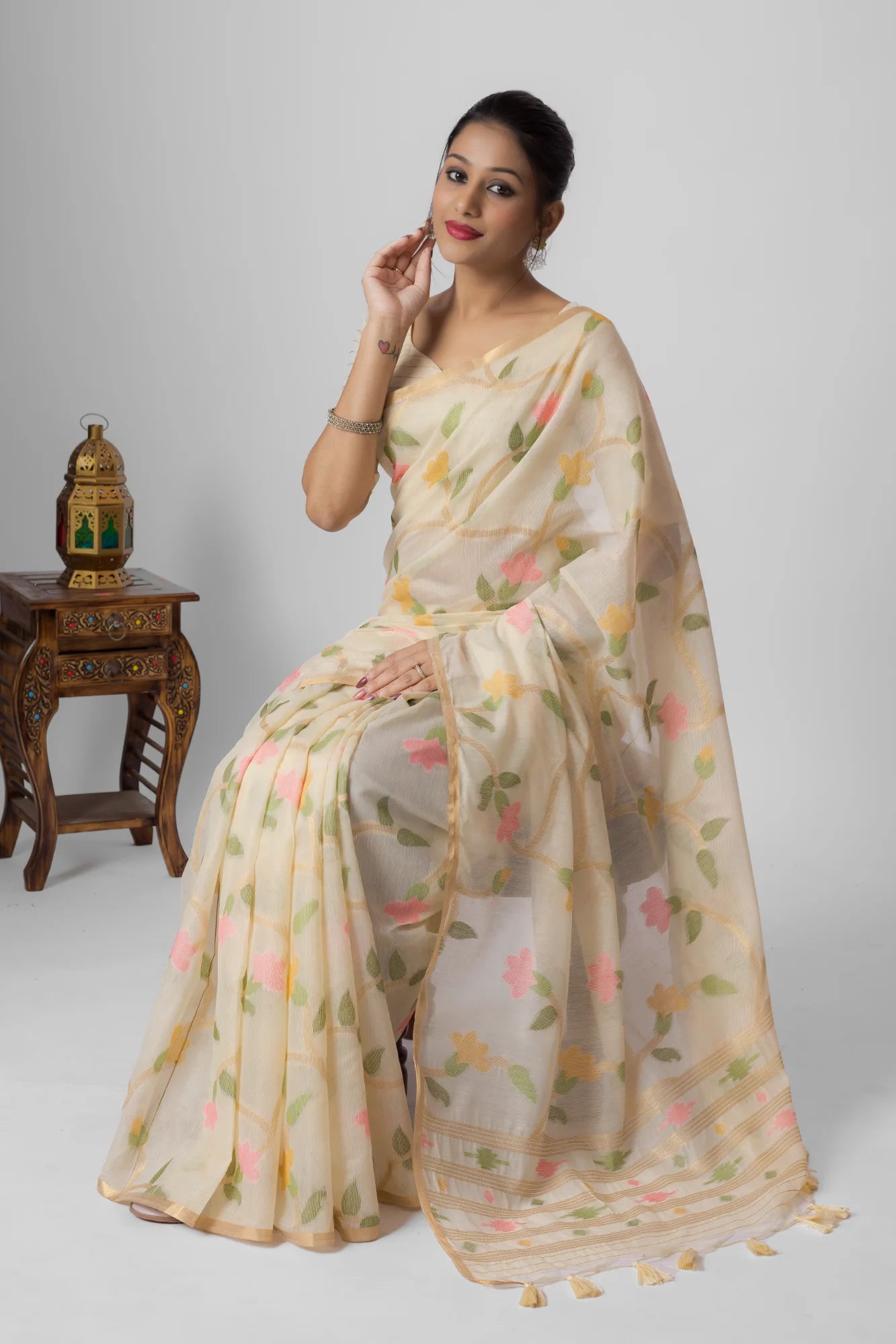 OFF WHITE COTTON SILK FLOWER PRINTED JAAL SAREE