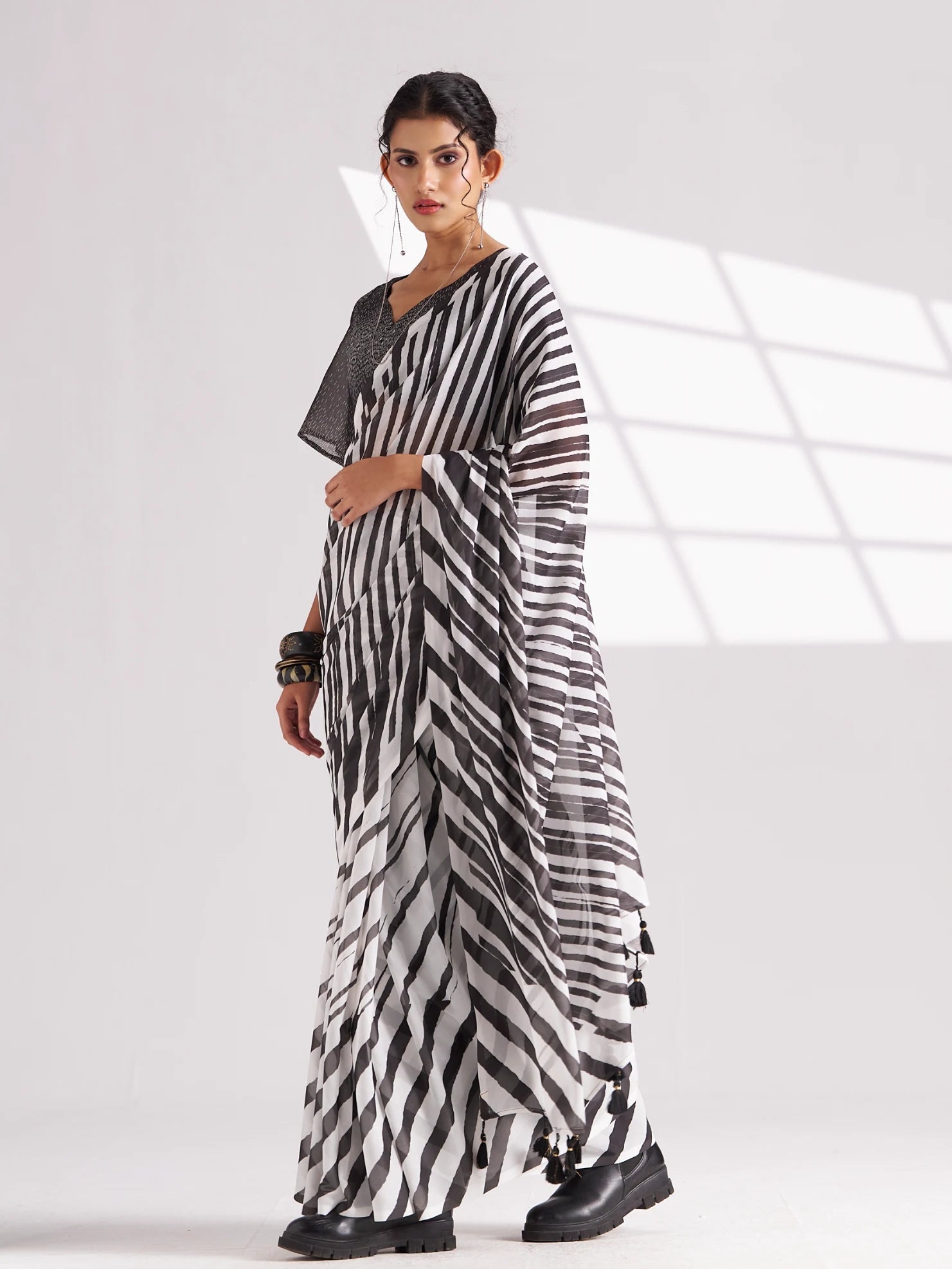 BLACK & WHITE GEORGETTE SPARKLE LAHERIYA DIGITAL PRINTED SAREE