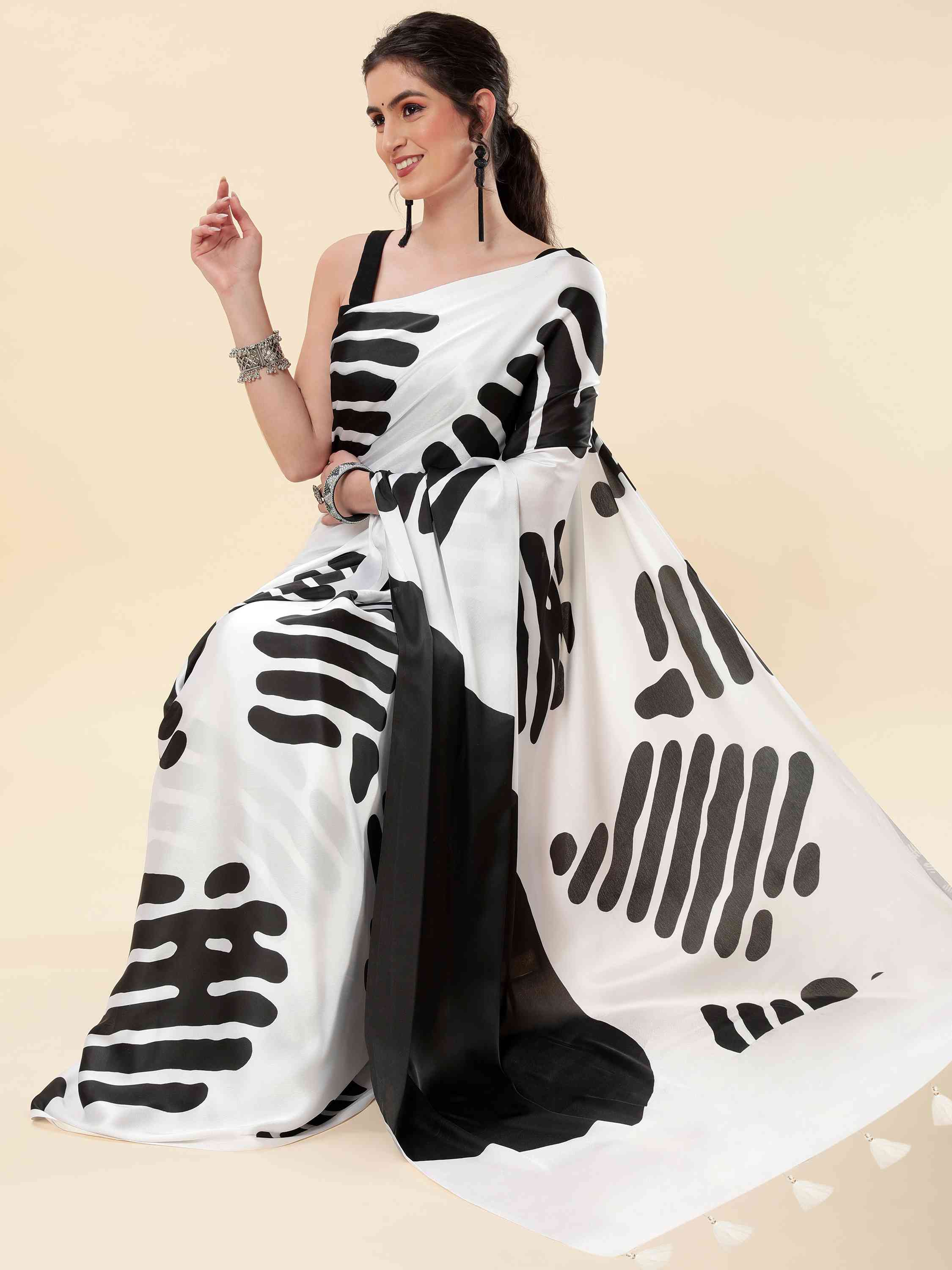 BLACK & WHITE MONOCHROME GEOMETRIC PRINT SAREE