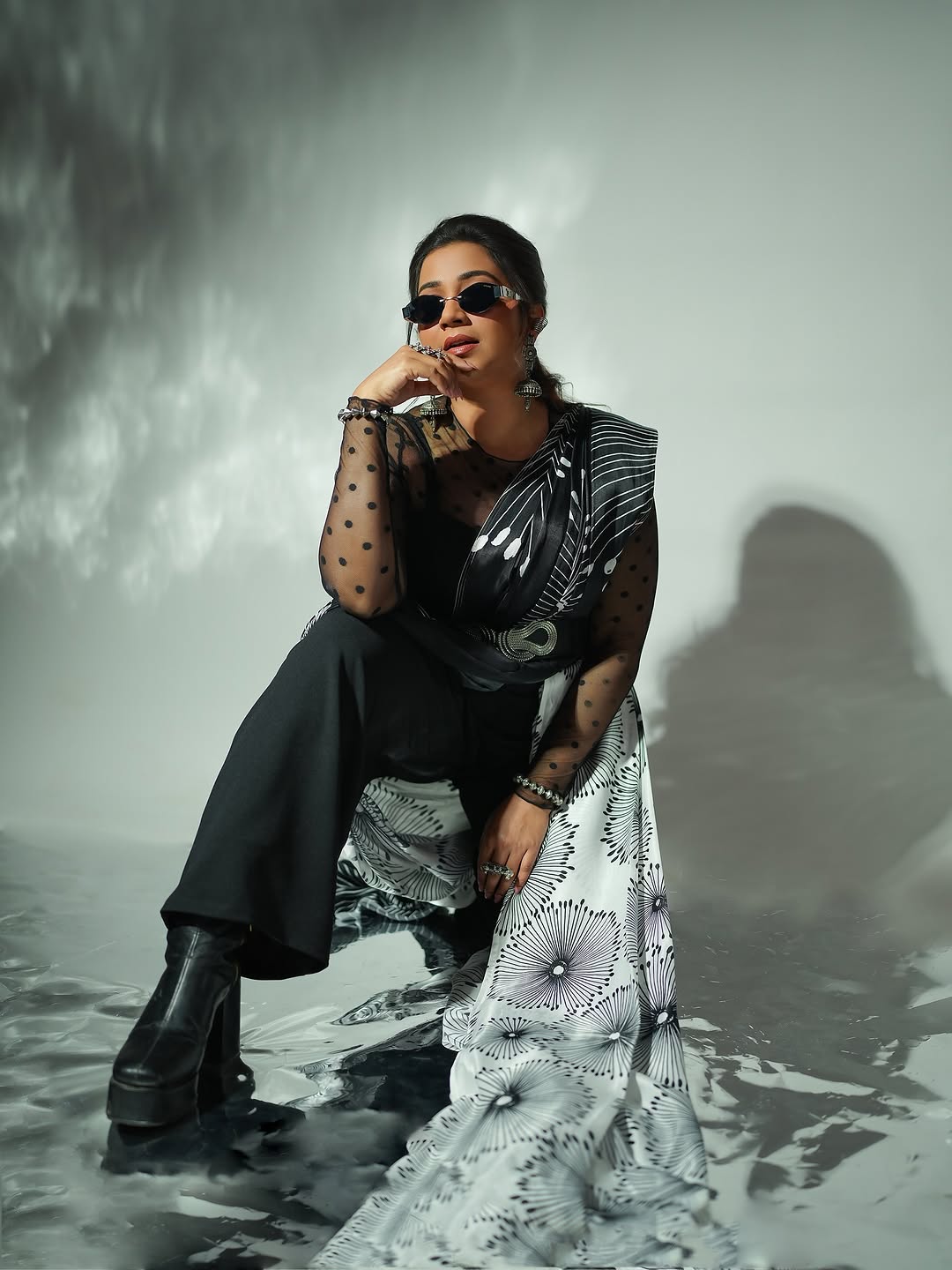 SHREYA GHOSHAL IN BLACK & WHITE FLORAL PRINTED LIVA SAREE