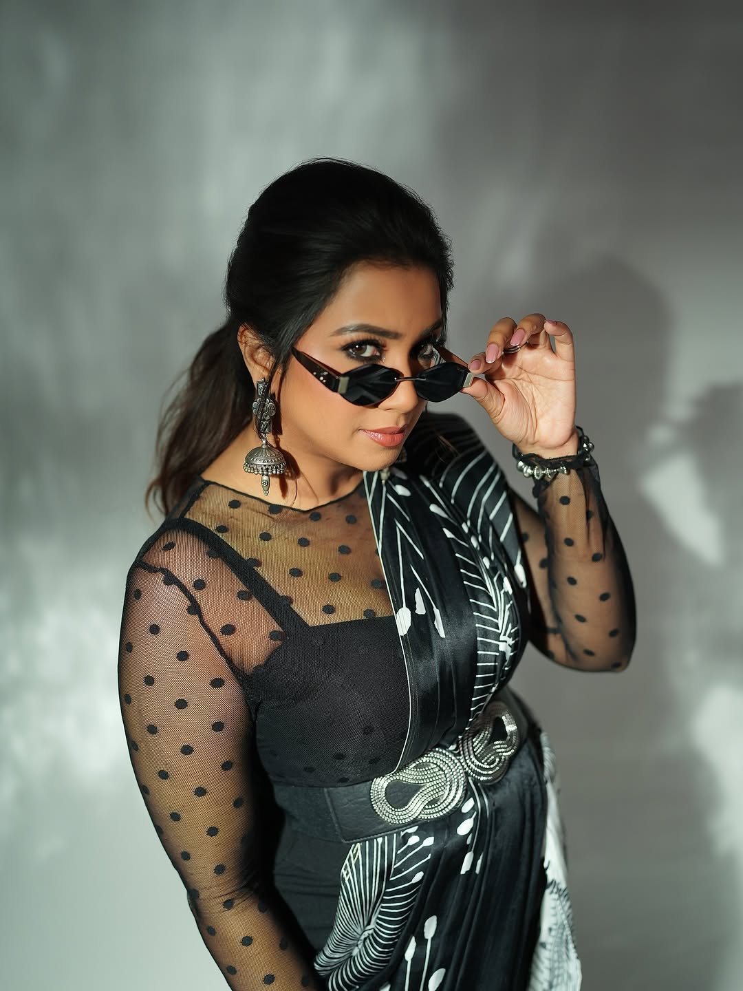 SHREYA GHOSHAL IN BLACK & WHITE FLORAL PRINTED LIVA SAREE