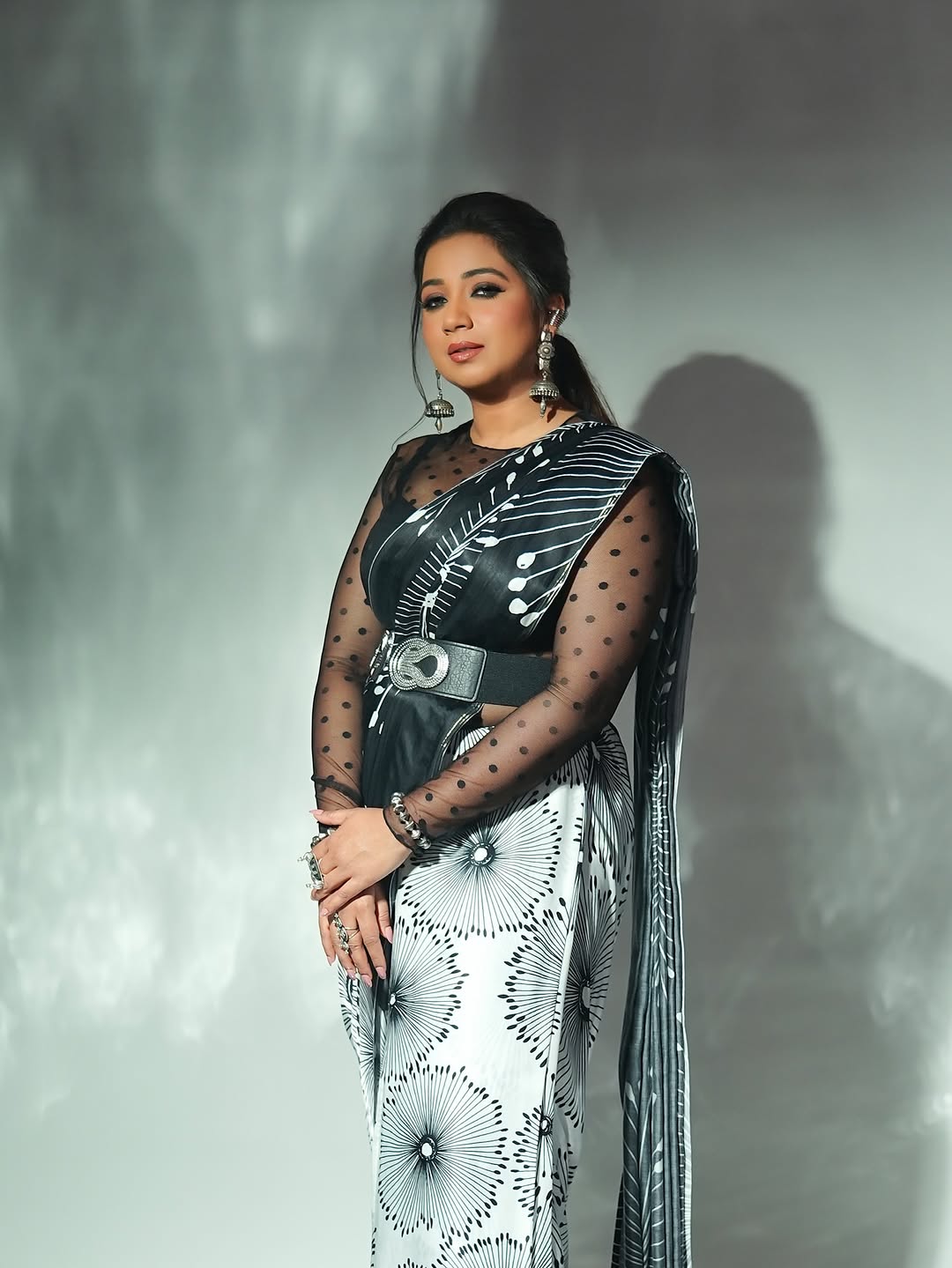 SHREYA GHOSHAL IN BLACK & WHITE FLORAL PRINTED LIVA SAREE