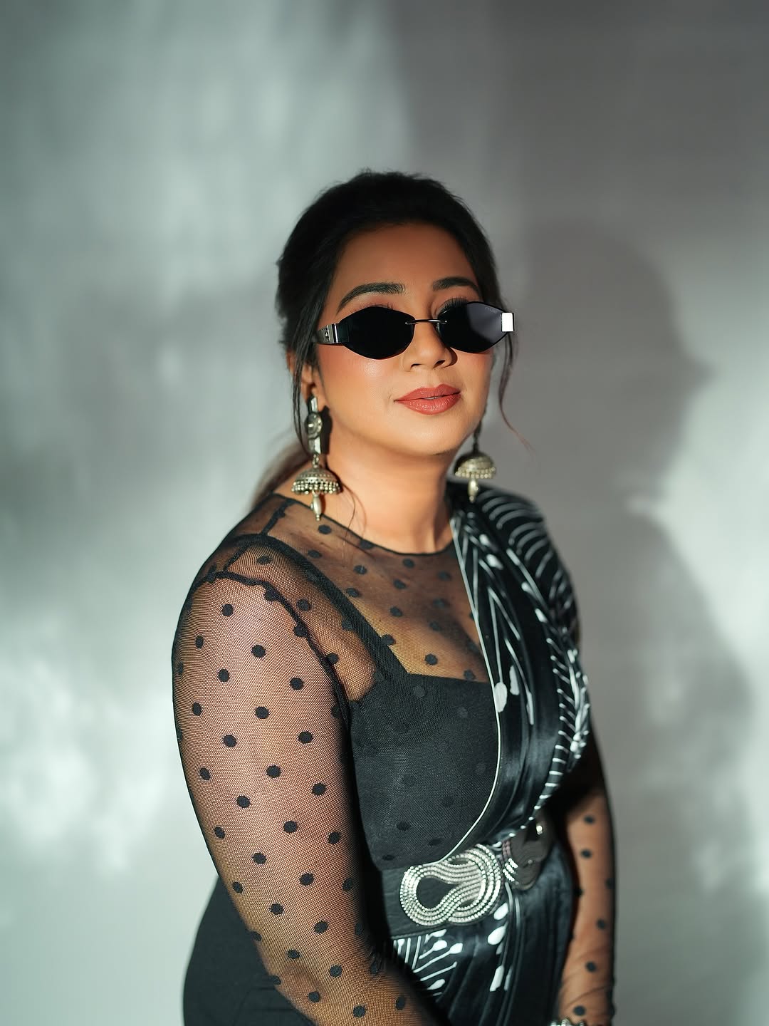SHREYA GHOSHAL IN BLACK & WHITE FLORAL PRINTED LIVA SAREE