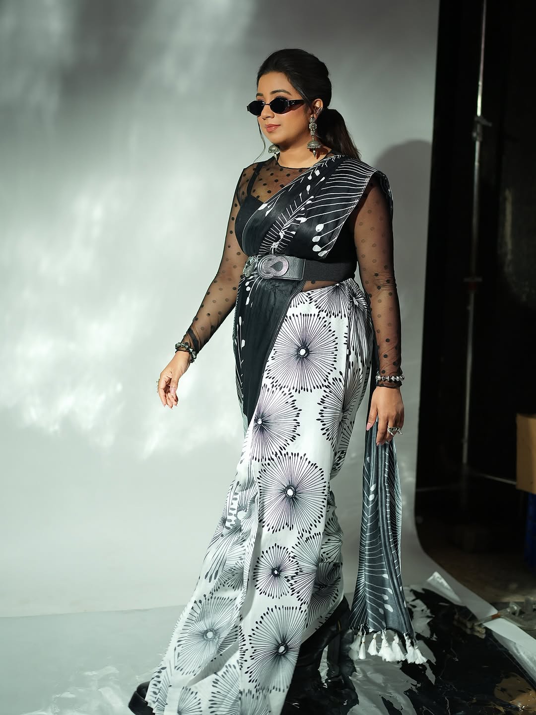 SHREYA GHOSHAL IN MODAL SATIN MONOCHROME FLORAL PRINT LIVA SAREE