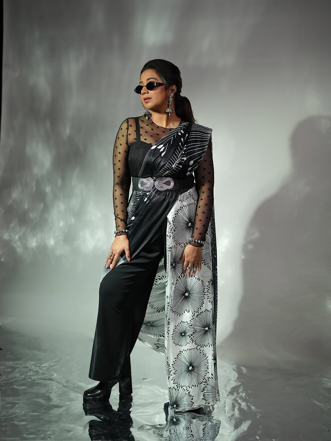 SHREYA GHOSHAL IN MODAL SATIN MONOCHROME FLORAL PRINT LIVA SAREE
