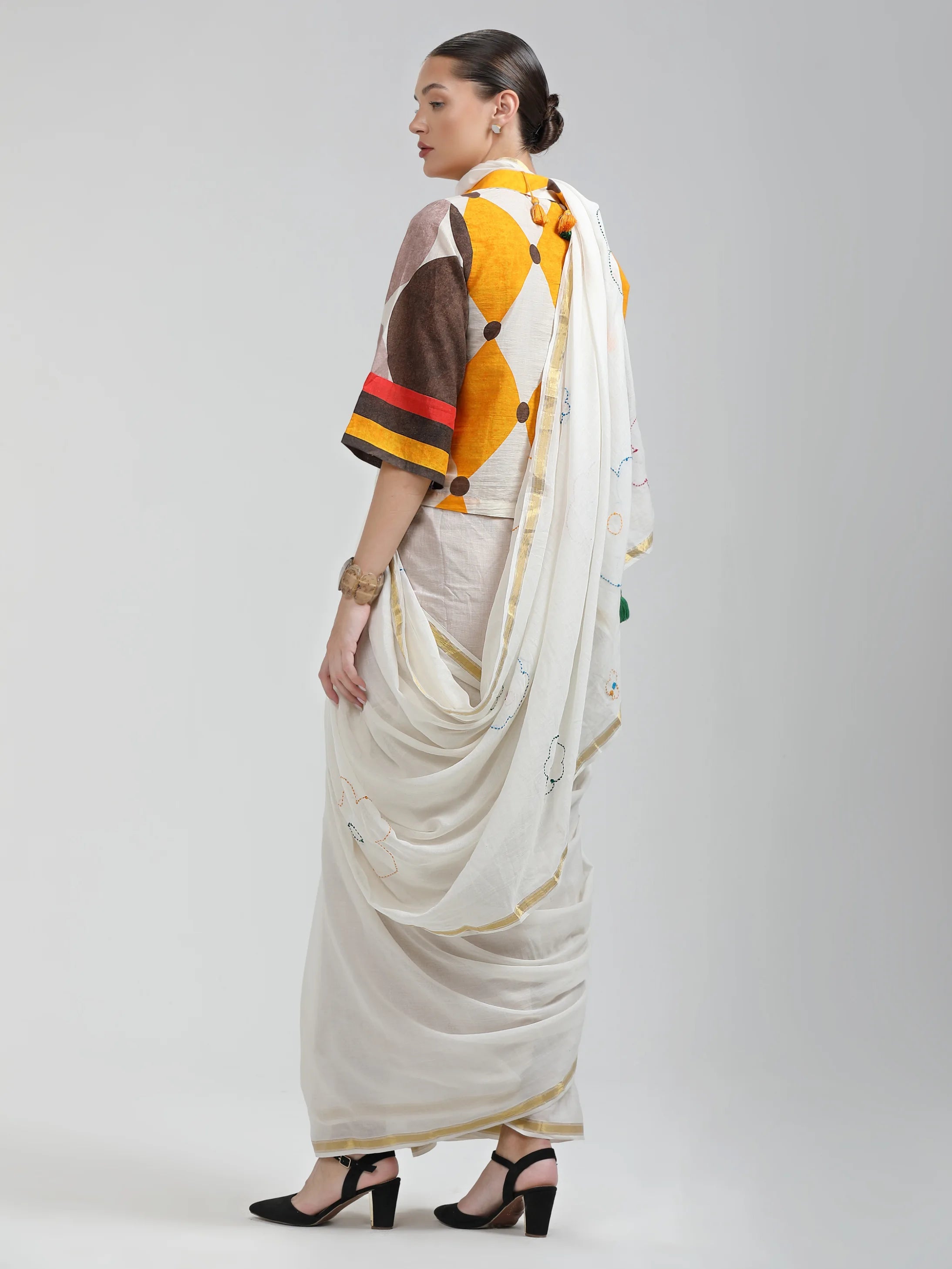 WHITE VISCOSE MUL LIVA THREAD WORK SAREES